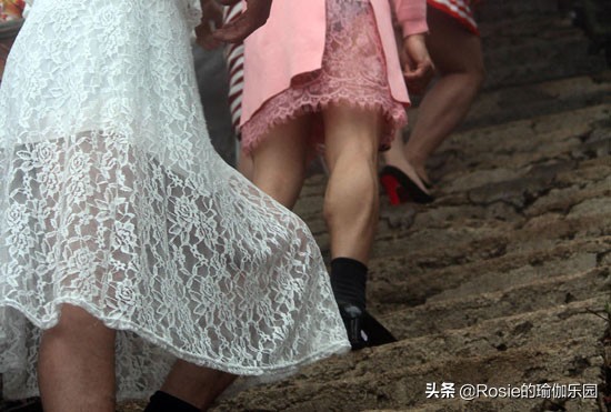 穿高跟鞋膝盖疼痛怎么缓解,穿高跟鞋如何防止脚累疼