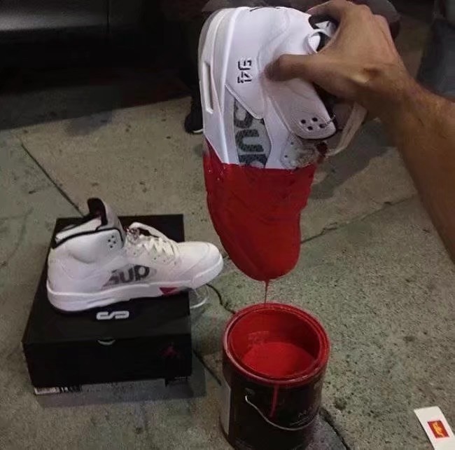 当你的爱靴“惹”上一身臭泥，你的心在滴血吗？