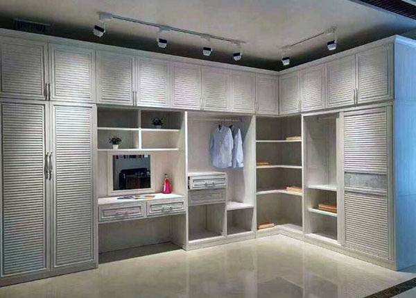 铁皮衣柜和铝合金衣柜哪个质量好,铝合金衣柜比木质衣柜哪个便宜