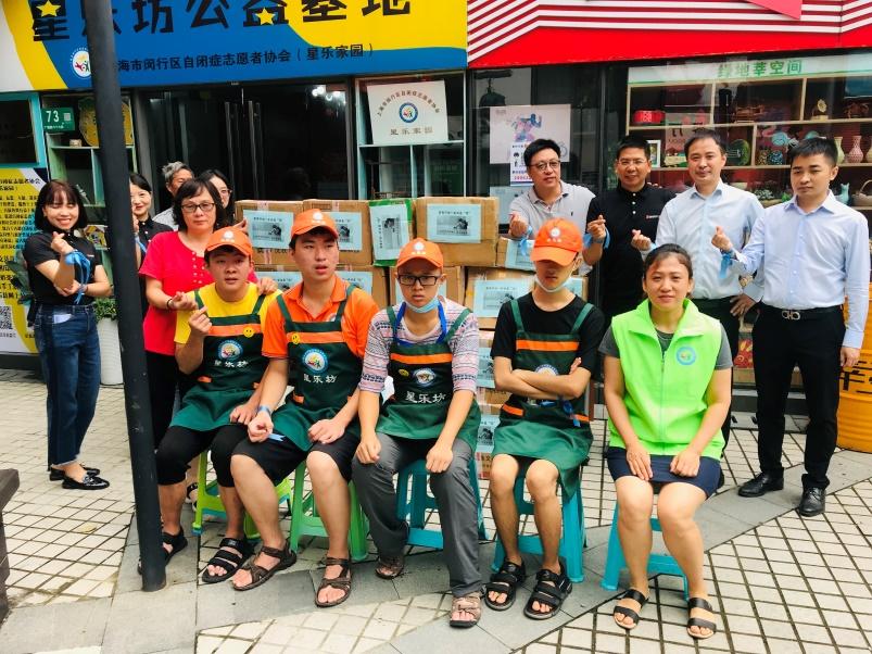 “星星的孩子”可以开奶茶店了闵行星乐坊公益基地迎来爱心捐赠