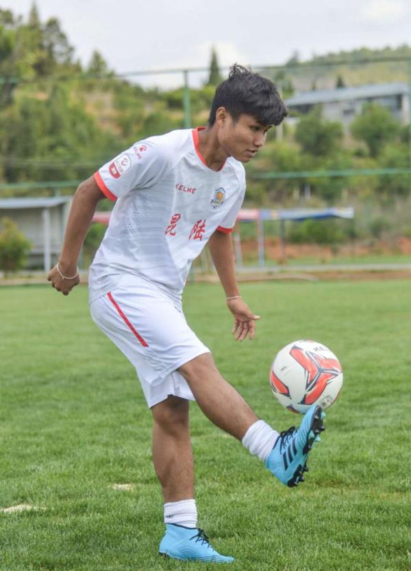 武磊14岁首秀,水里踢球男孩青训