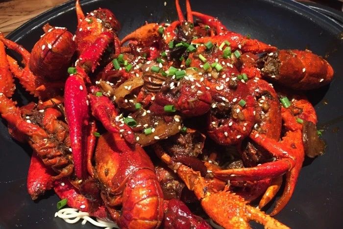 南宁美食推荐必吃龙虾,南宁最好吃的五香龙虾