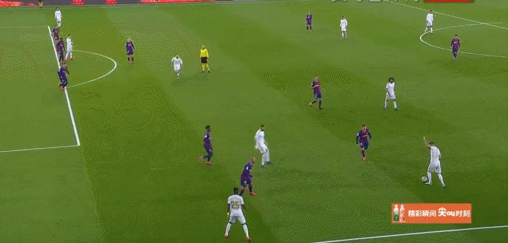 c罗进球台上小球迷,当c罗面做c罗庆祝动作