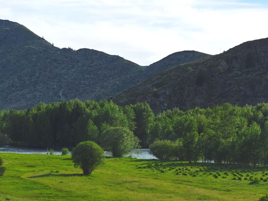 新疆天路可可托海,坐大巴从新疆去哈萨克斯坦