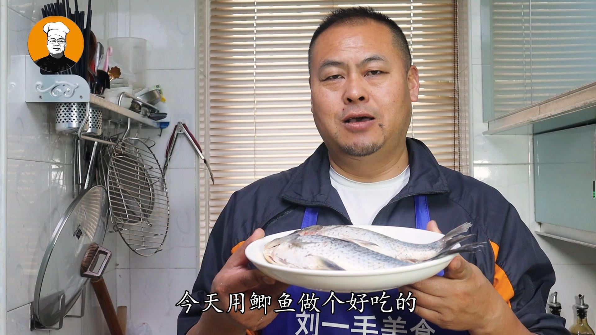 把一整条鱼扔进电饭锅里太香了,把一整条鱼放进电饭锅中