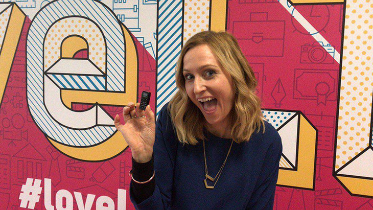 比银行卡还小的手机，4G网络只用2G功能，九宫格按键蓝牙接听电话