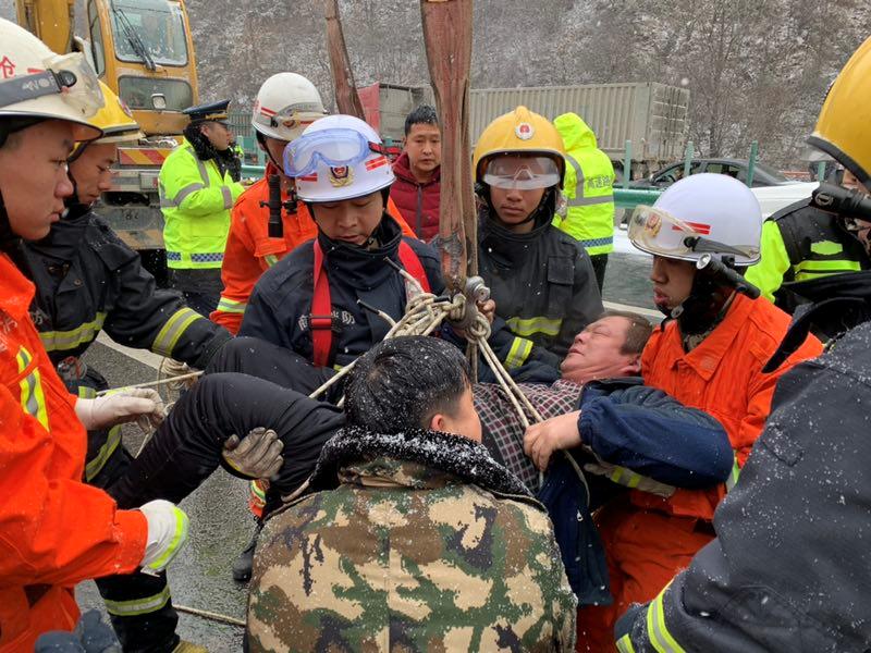 货车冲出高桥司机命悬一线柞水消防员悬空救人！厉害了！