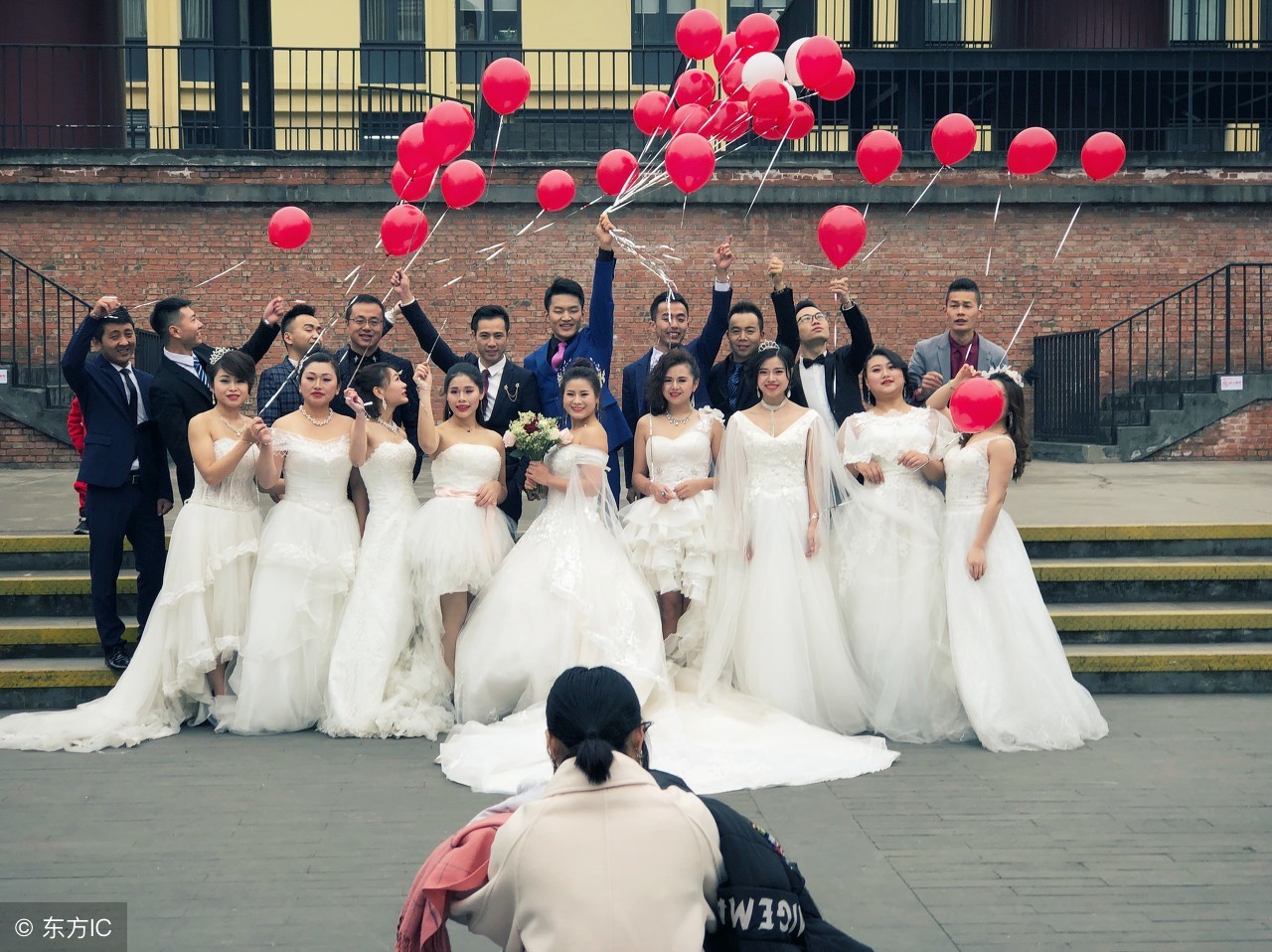 伴娘堵门创意游戏100个,结婚整蛊新郎堵门游戏搞笑