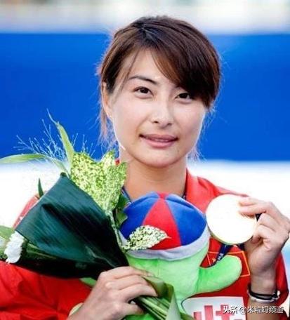 生了三胎都没嫁成豪门的吴佩慈，到底输在了哪儿？