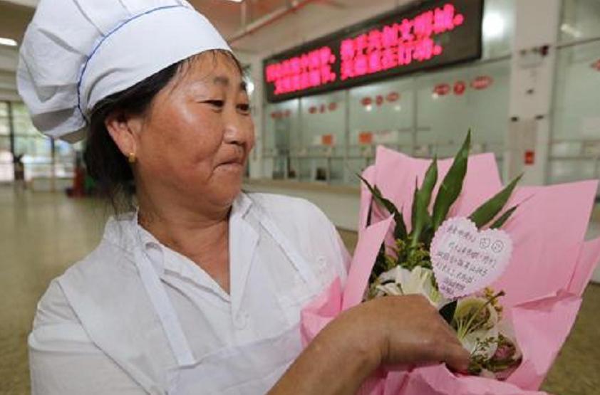 为了留住学生，大学食堂阿姨招式花样百出，就连手抖毛病也治好了