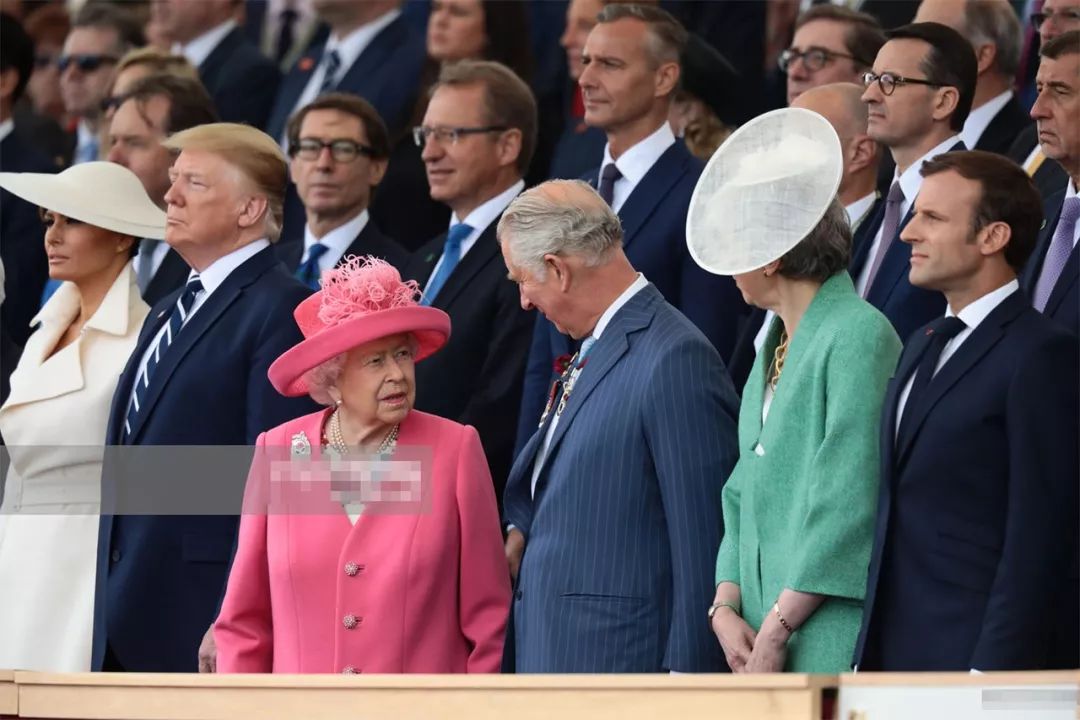 93岁女王带查尔斯出席活动，全场起立时，女王给儿子一个特别眼神