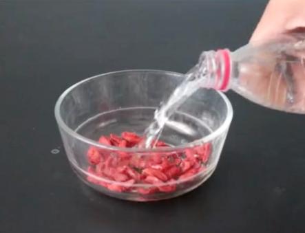 如何保存枸杞不变色不发黄,枸杞过期了没发霉还能泡水吗