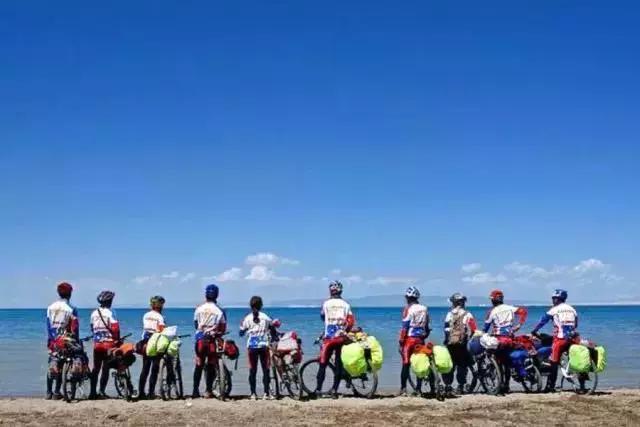 带您探索神秘大西北，一湖倒影一湖诗，半湖金色半湖