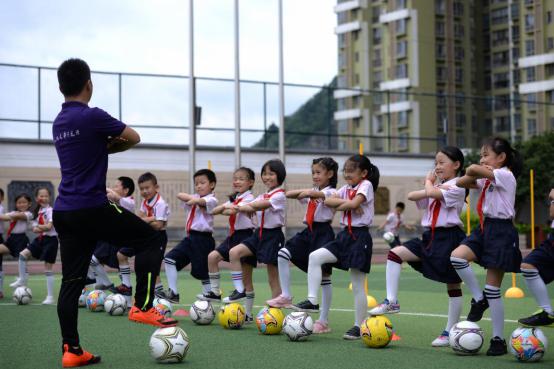 花三小,花三万学足球