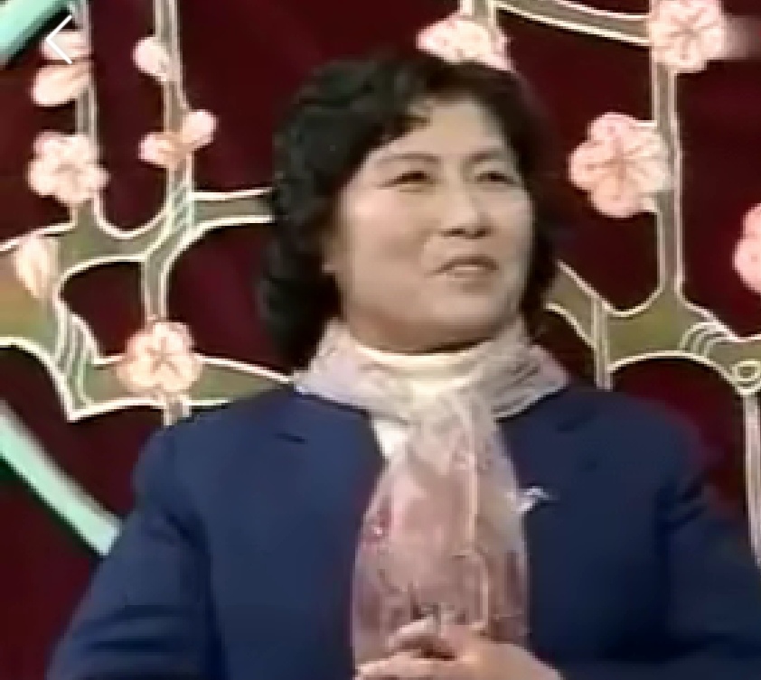 姐姐带弟弟入行，最终都成沪剧名家，曾在台上演母子