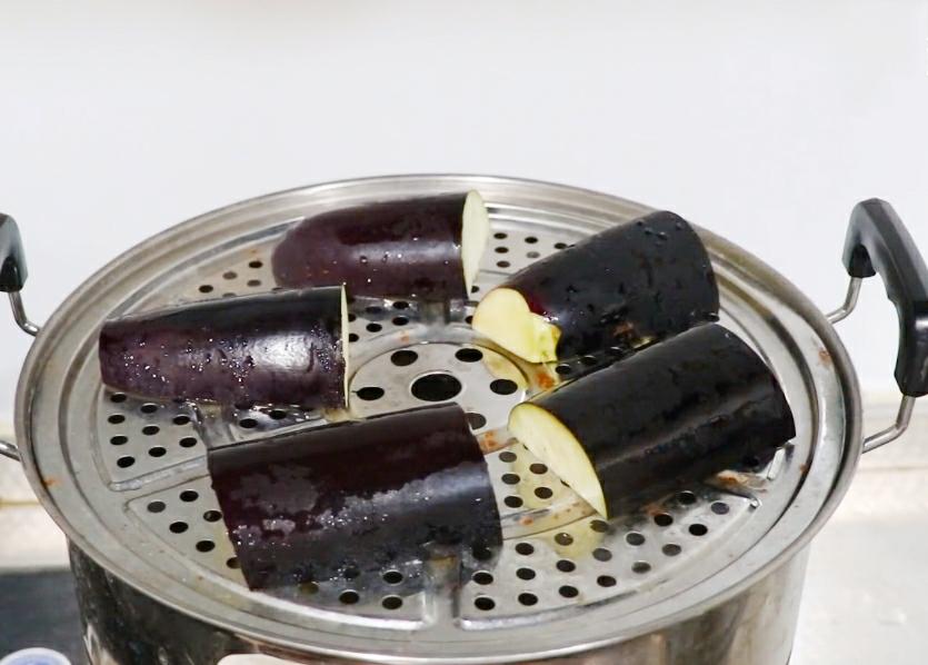 蒸茄子先蒸后炒,蒸茄子整个蒸还是撕开