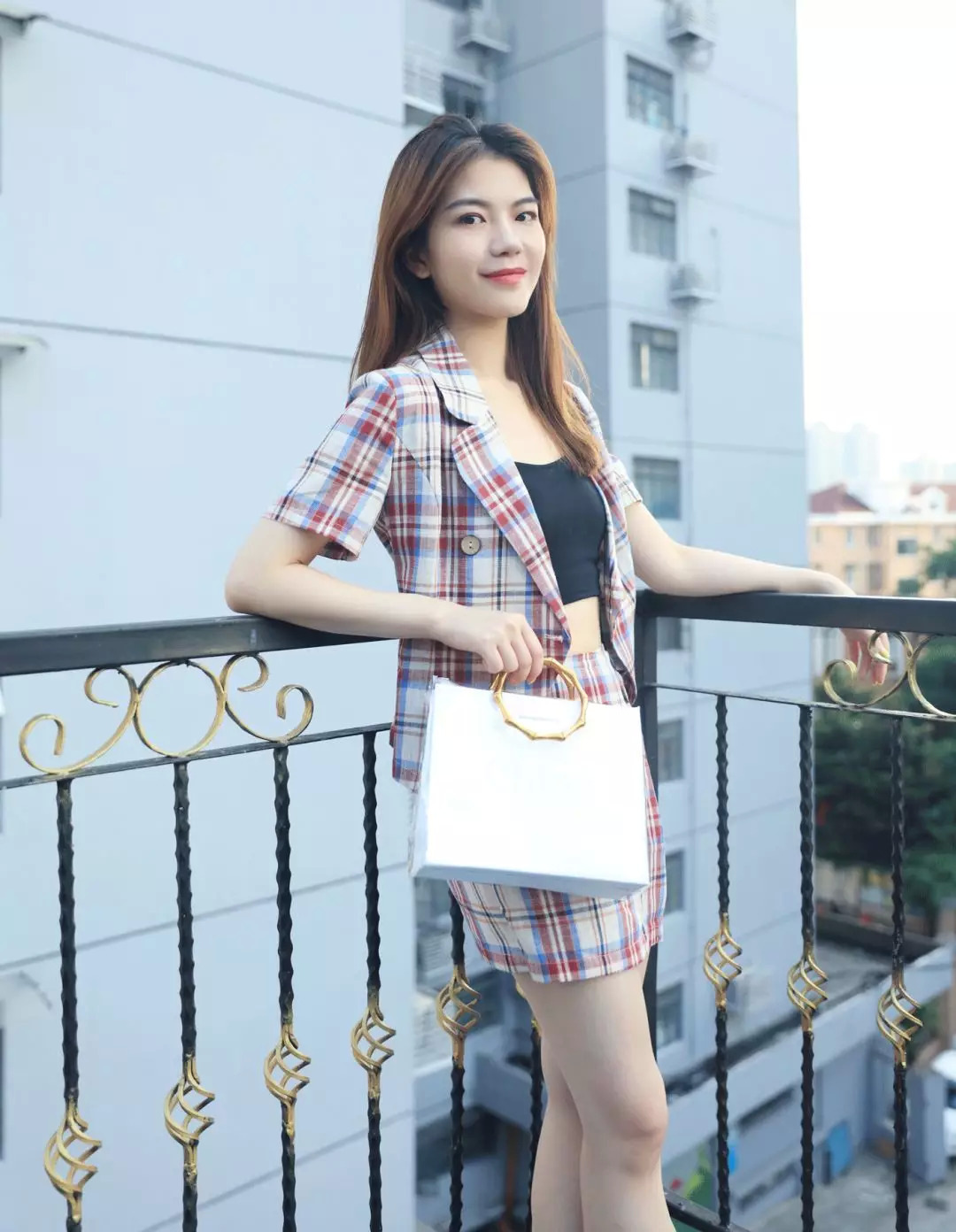 废旧纸袋如何做收纳包包,大牌纸袋斜挎包包改造教程