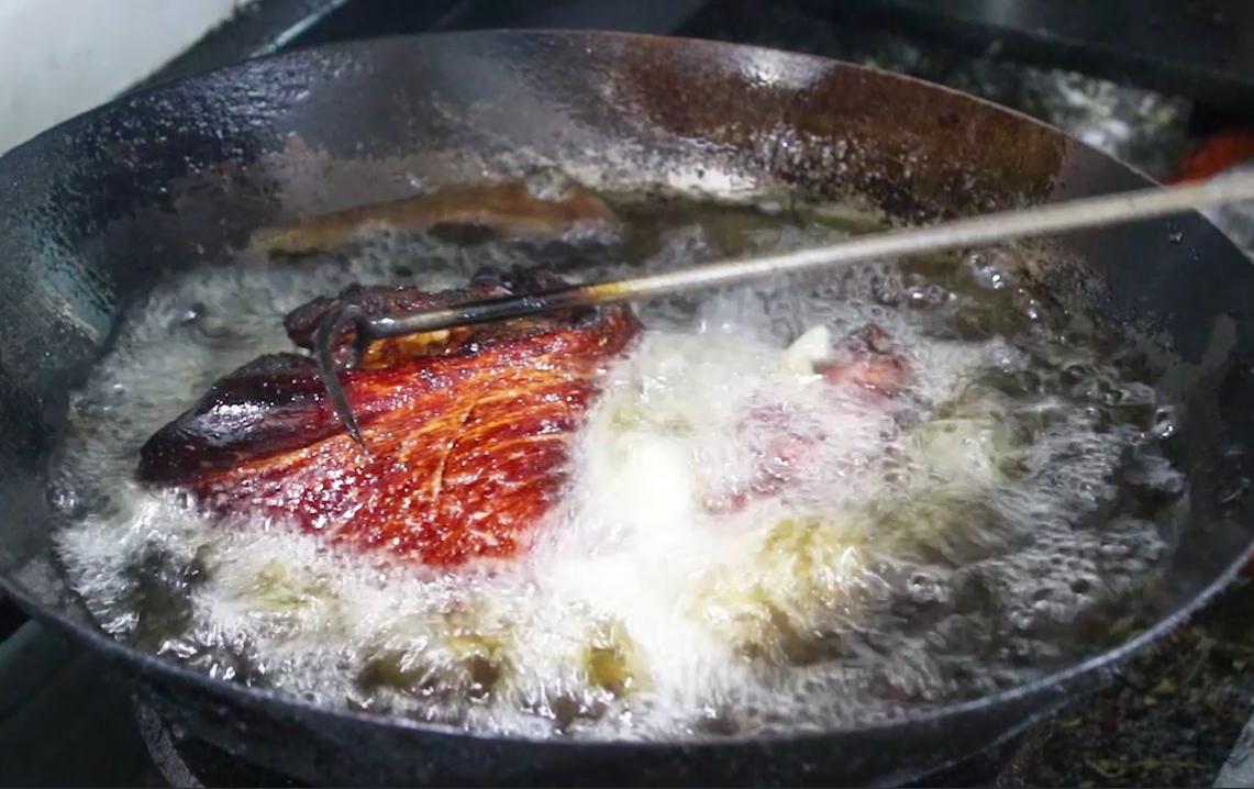 把整只猪脚往锅里一扔，做法和诀窍都告诉你，出锅馋得流口水