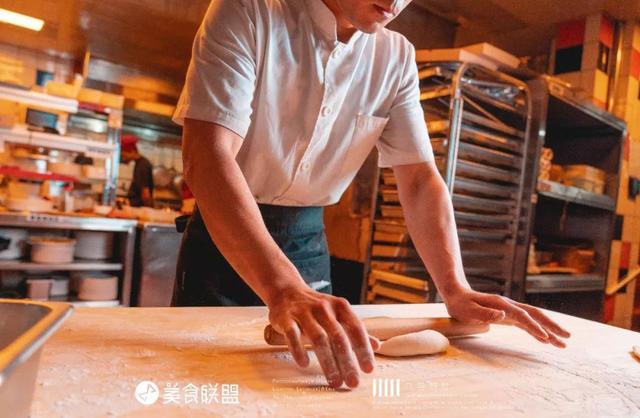 昆明这家开在76年前电影院的餐吧，手工披萨被写进国外旅游攻略