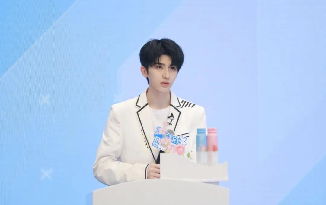 要什么漫画腿，明星们人手一件的漫画衣你怎么还没有？