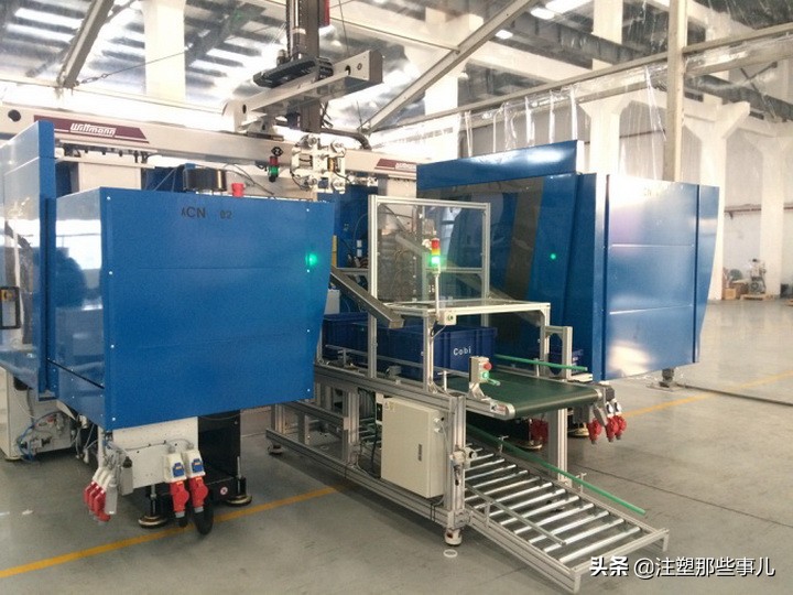 注塑机机械手上下料自动化,机械手怎么配合两台注塑机生产