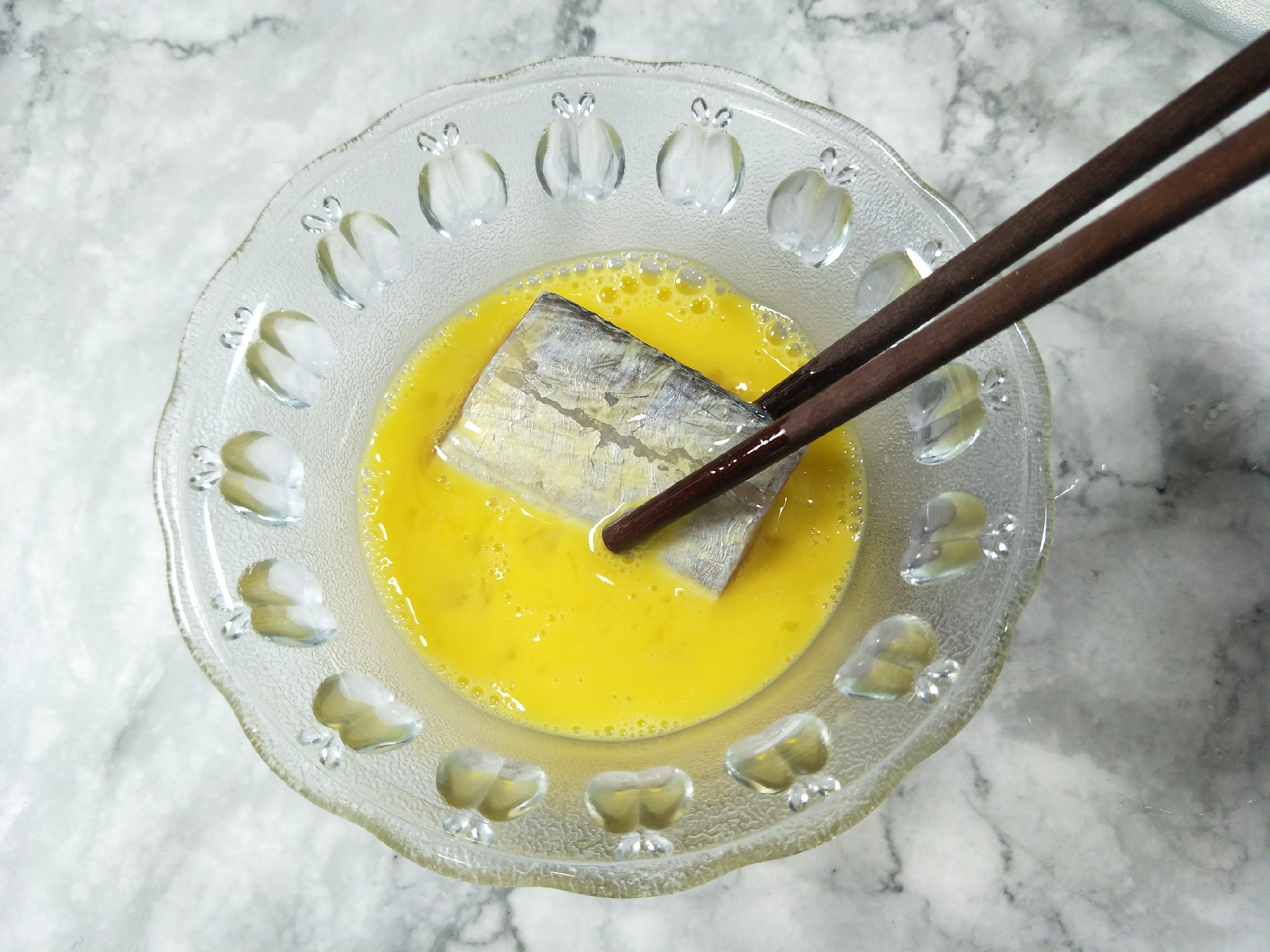 怎么煎带鱼不粘锅不掉皮,带鱼怎么煎不粘锅不掉皮