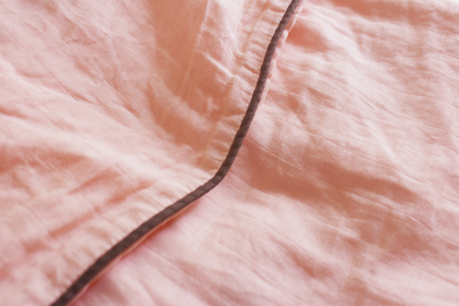 家有爱出汗的宝宝，造作双层纱织四件套透气+舒适，安睡整晚