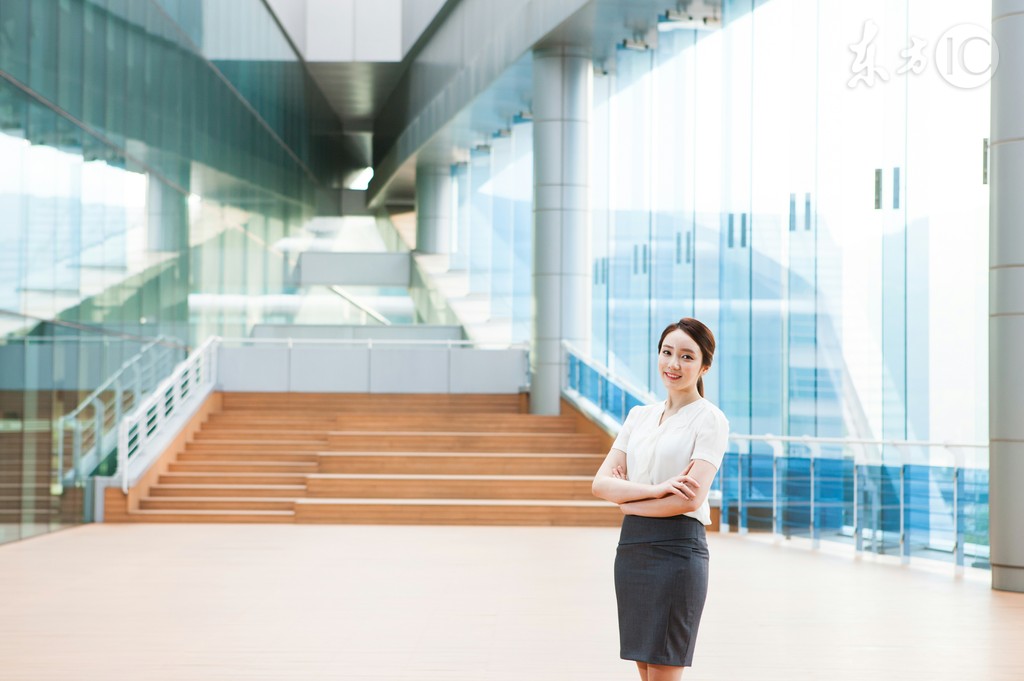 小说：白富美买画专家说是假货，美女分辨不出，只得请穷小伙出面