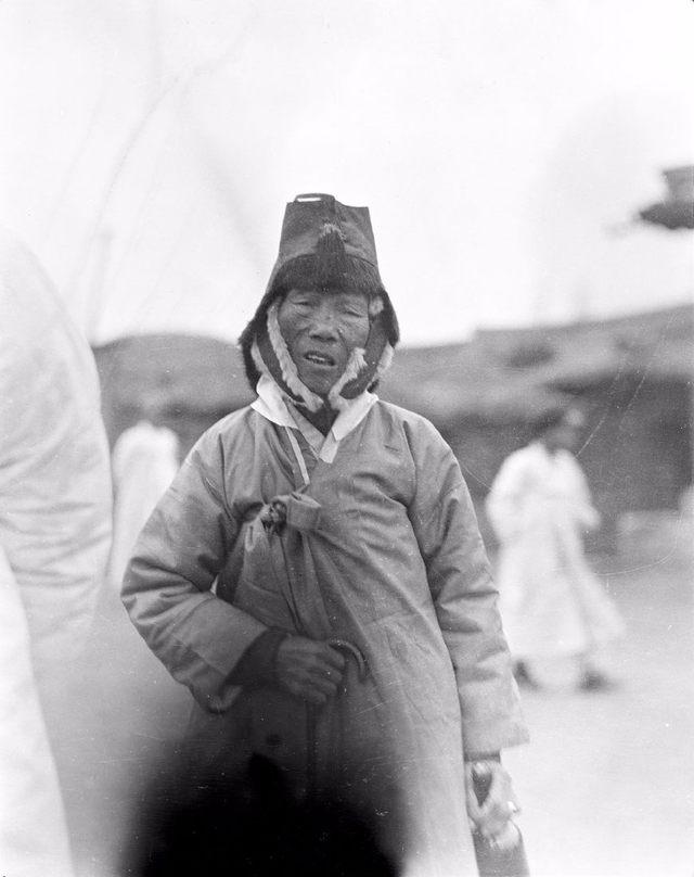 日本统治下的朝鲜老照片：百姓面无喜色，妇女露乳装被取消