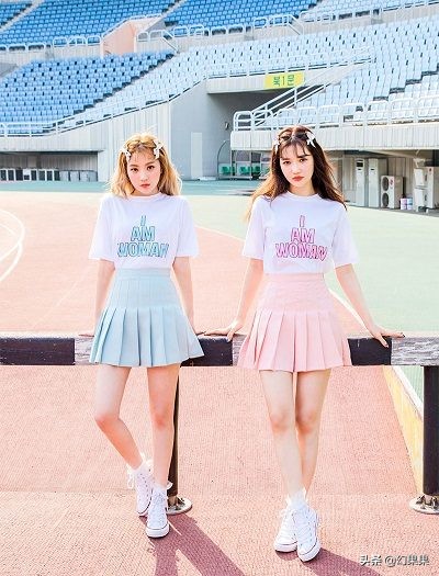 韩国女人穿什么运动鞋好看 (韩版休闲鞋女鞋怎么搭配裤子)