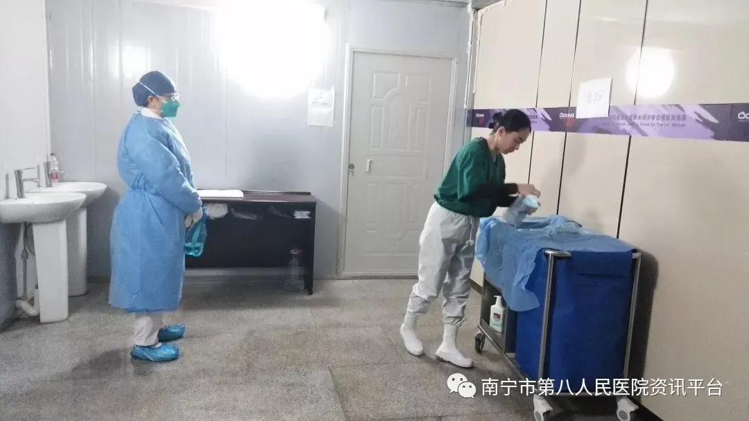 前线有方舱“保护神”，后方有*党**员“服务队”：这场疫情防控阻击战，必赢