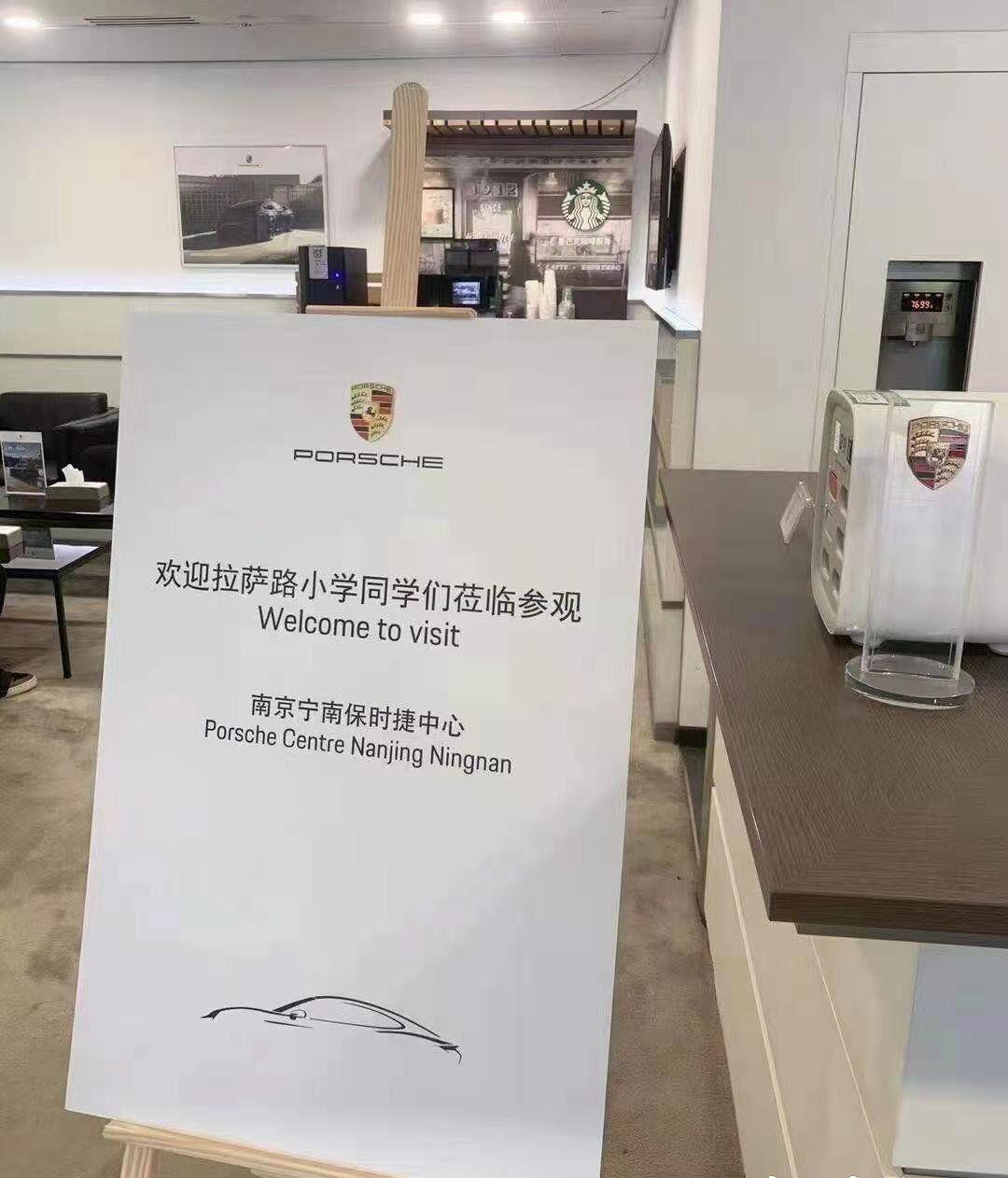 农村孩子在玩泥巴,农村的孩子在田里玩泥巴