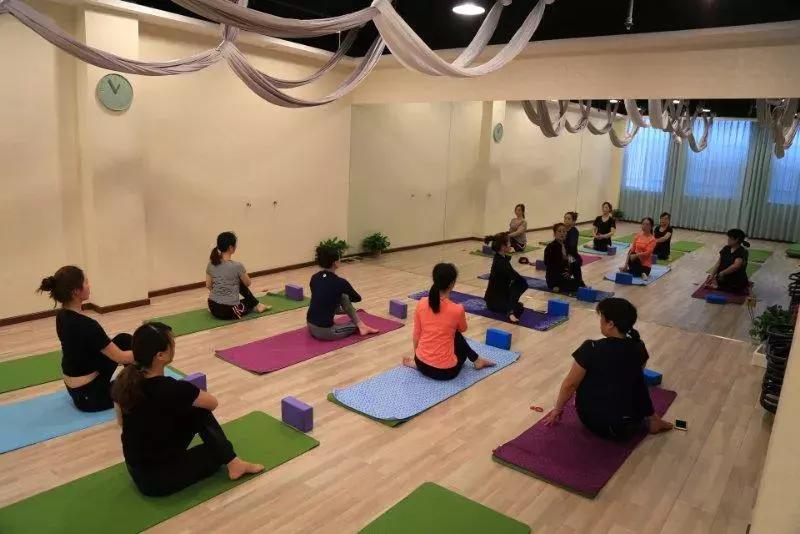 软妹子教瑜伽,软妹子学瑜伽