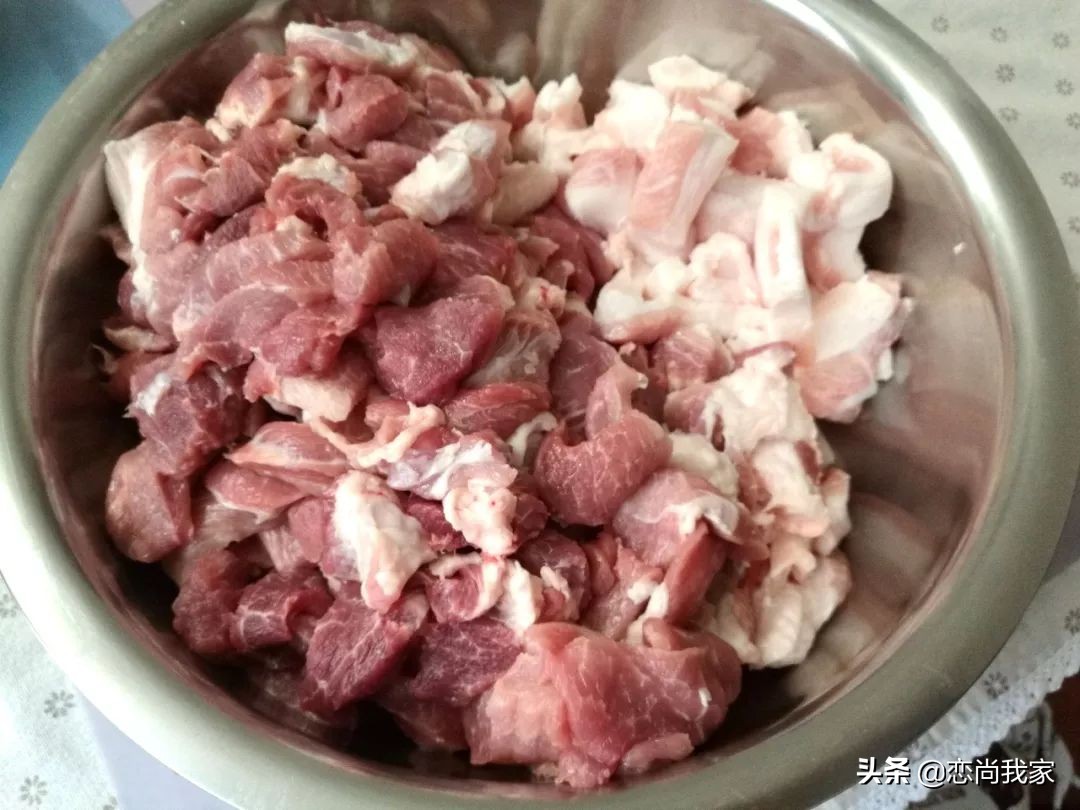 又到腌晒腊肉香肠的季节,又到了灌香肠腌腊肉的季节