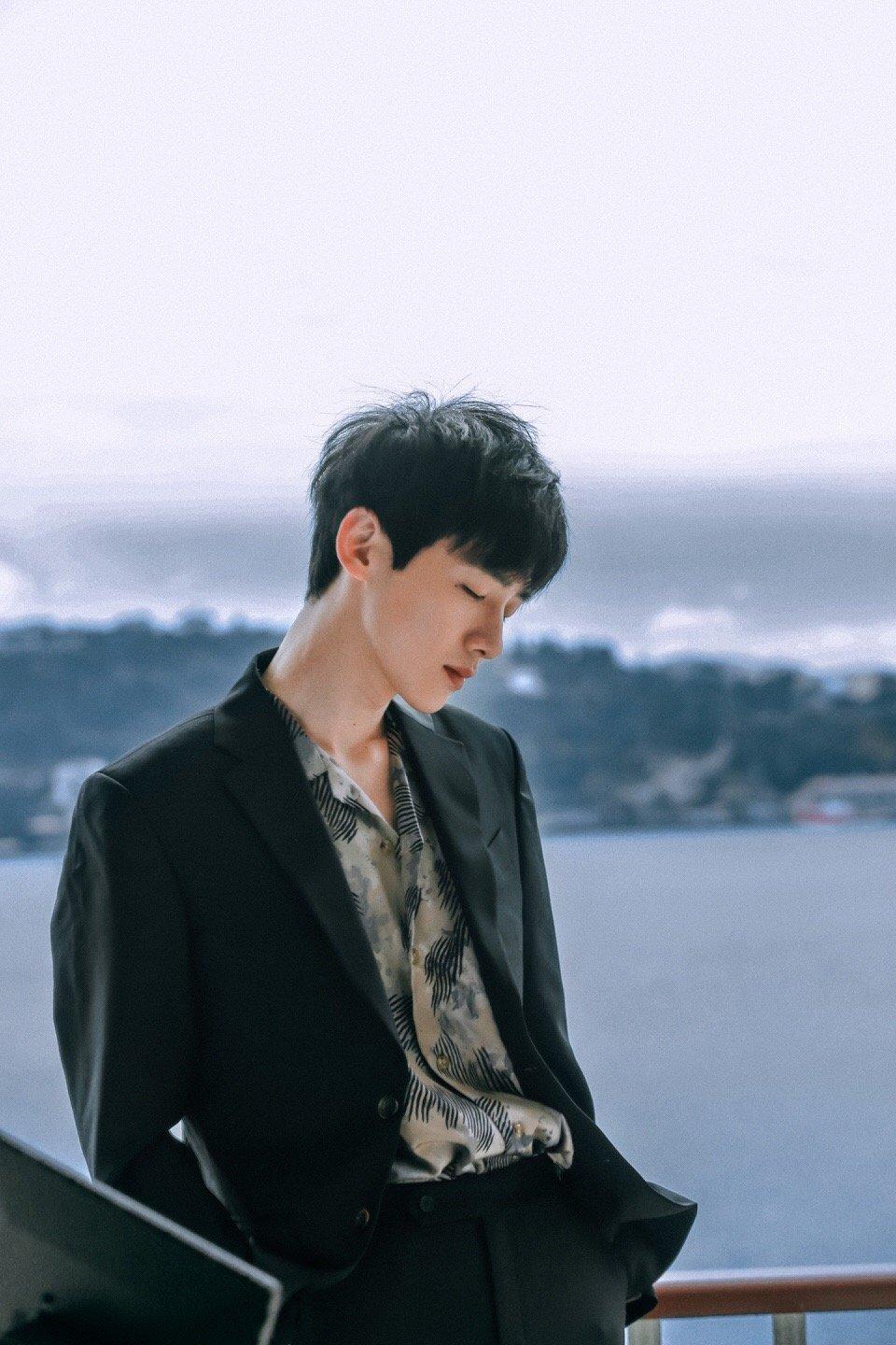 穿搭男生潮流大牌,男明星冬季最帅休闲运动穿搭