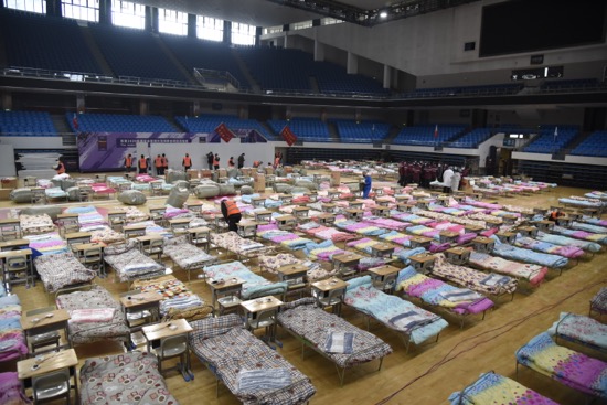 方舱里高三学生多了无数个“班主任”，吃得太健康，怀念垃圾食品