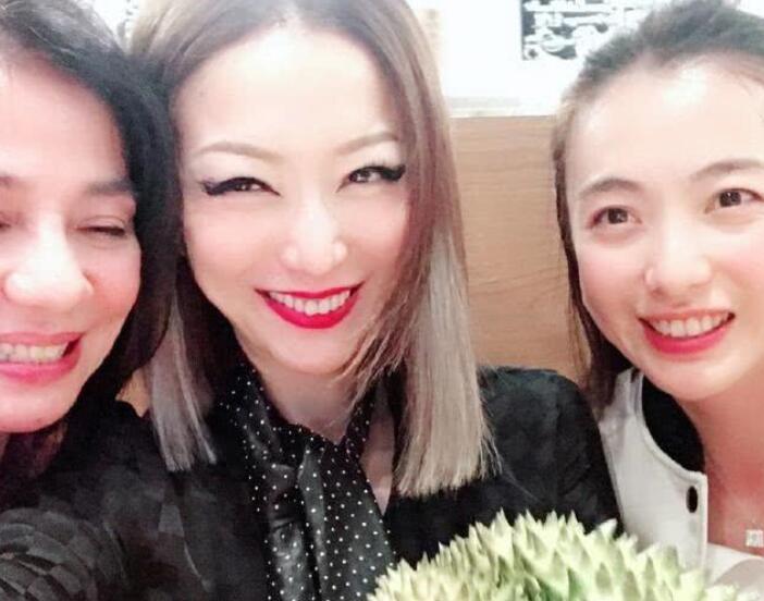 钟楚红与郑秀文甘比相聚开心合影,甘比钟楚红全部视频