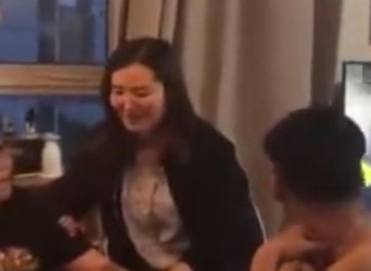 苏醒砸电视图片,苏醒名场面砸电视