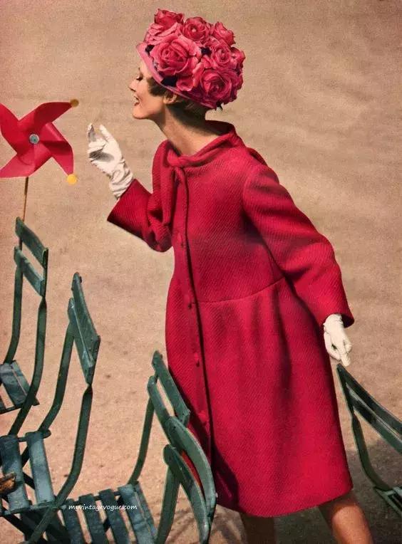 姑娘，你穿彩色大衣真好看！