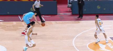 周琦强硬暴扣,周琦重扣