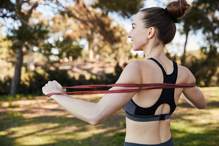 10个弹力带训练，物理治疗师教用弹力带练背肌、胸肌、臀肌和腹肌