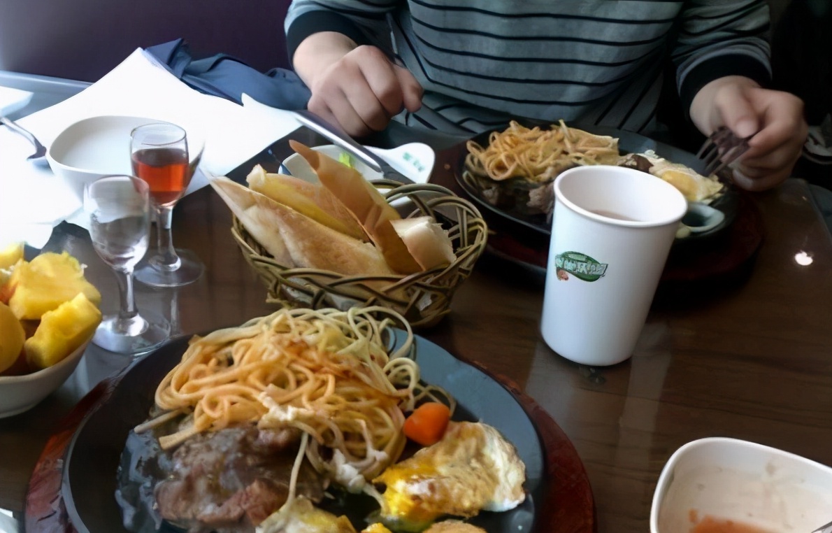 西餐厅里面的柠檬水是用来擦的吗 (西餐厅服务员喝柠檬水)