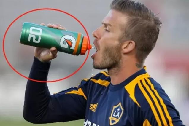 为什么足球运动员喝水要吐口水,足球比赛运动员为什么爱吐口水