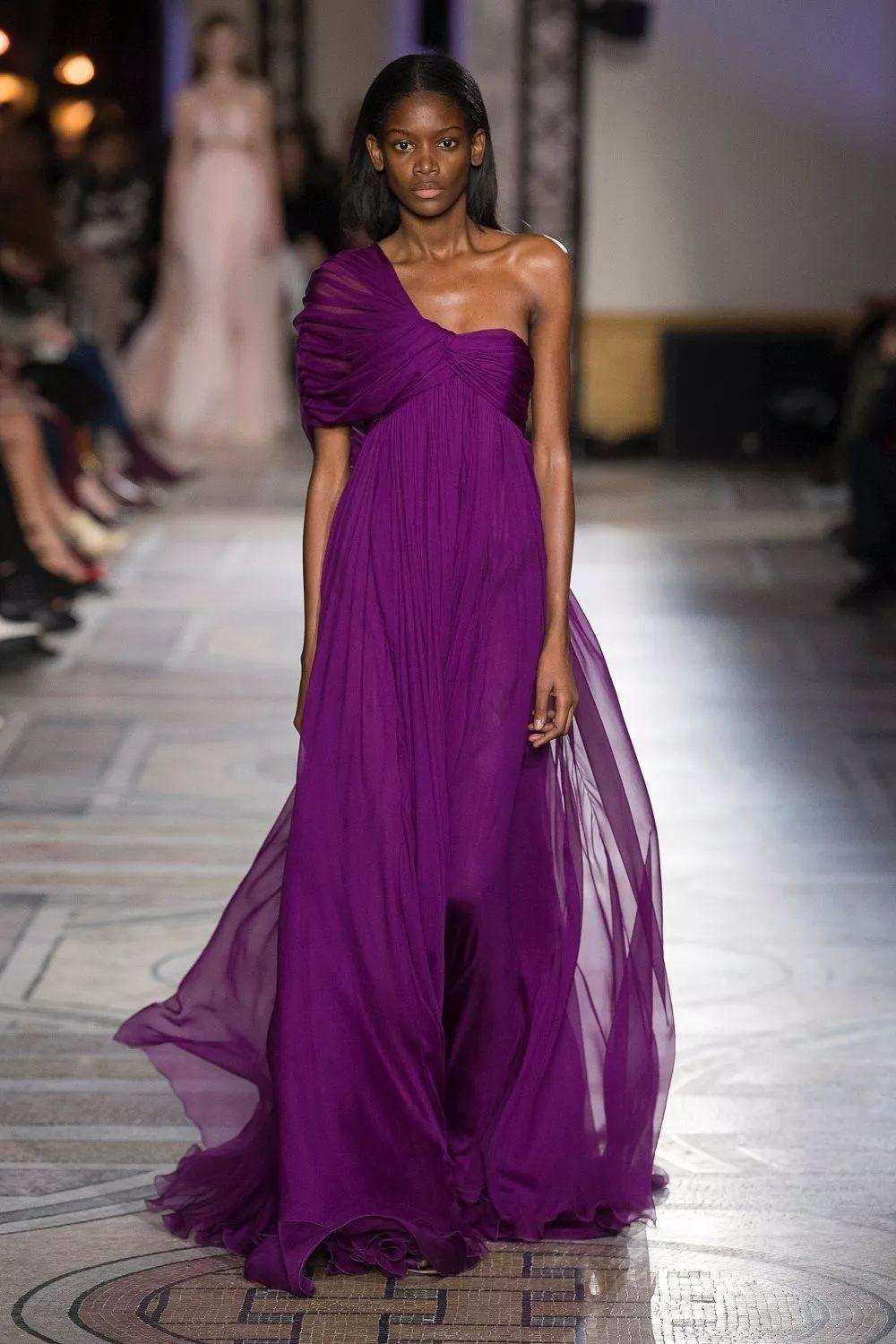 皮肤黑穿搭有什么雷区,皮肤黑穿什么颜色显白平价