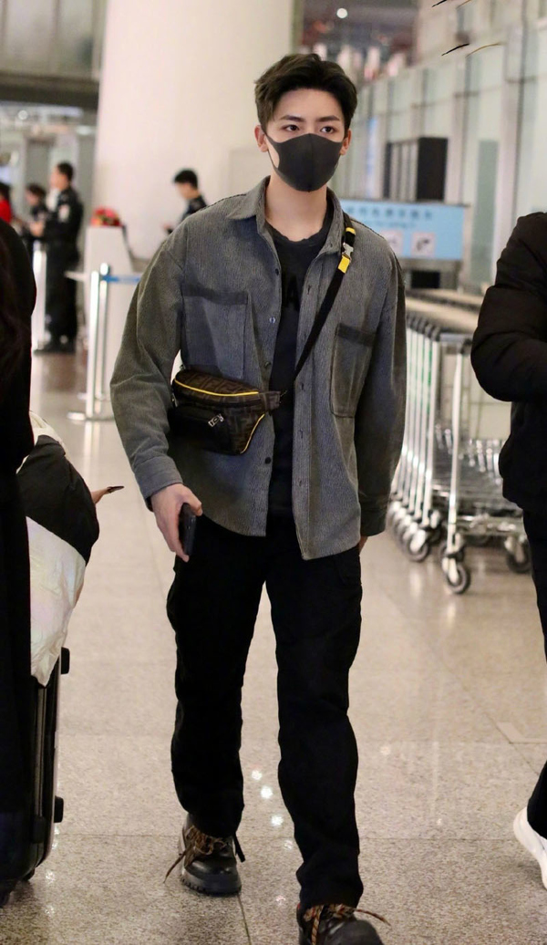 侯明昊白色运动套装,超酷魅力男神侯明昊写真