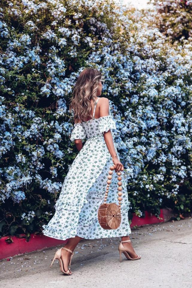 春天必备的粉色系碎花裙来了,春季碎花裙这样穿减龄优雅还高级