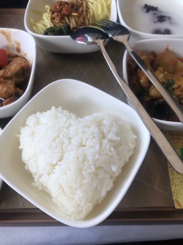 川航飞机餐头等舱一口面,川航飞机餐真的很好吃吗