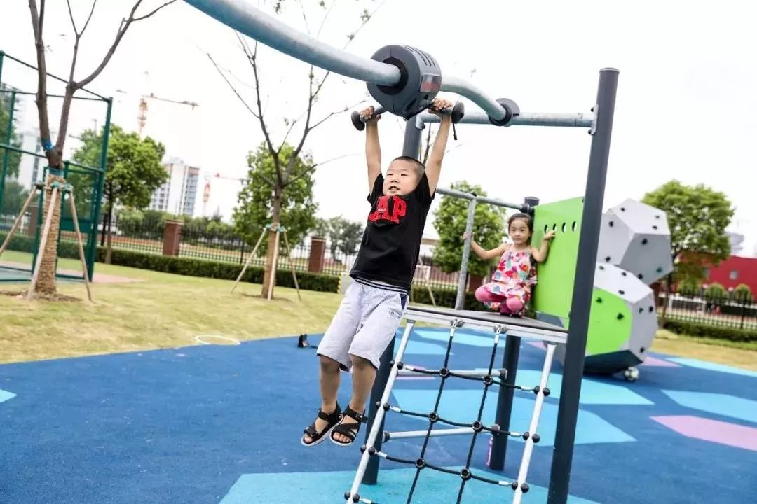 运动主题教室设计,校园运动场设计效果图