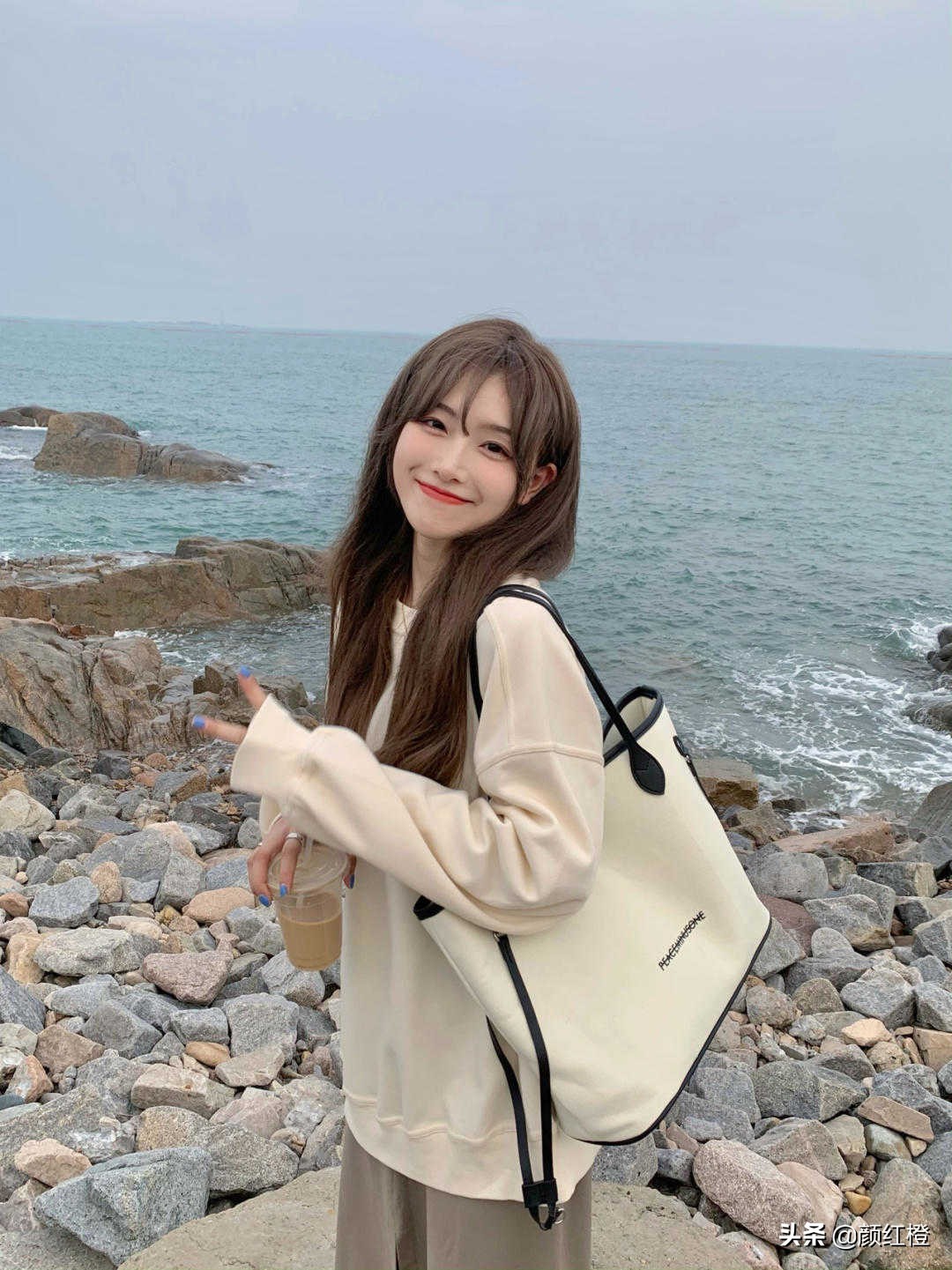 秋天的卫衣搭配思路,秋天卫衣这样穿个性时髦又减龄