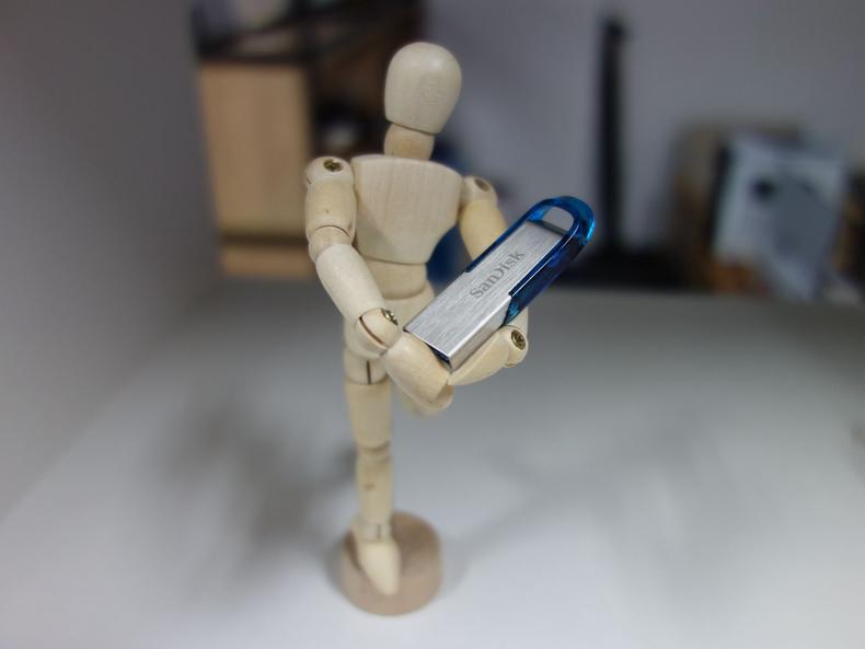 闪迪2.0u盘对比3.0u盘,飚王u盘和闪迪